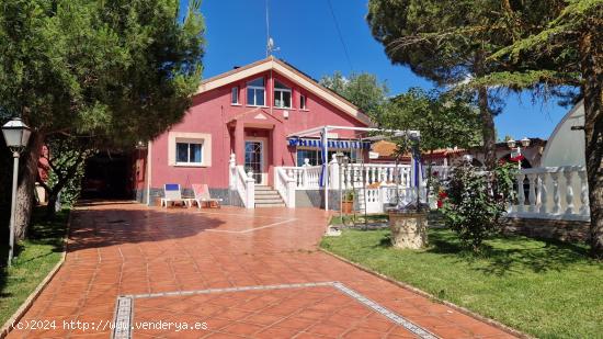 Chalet con piscina cubierta y placas solares - MADRID