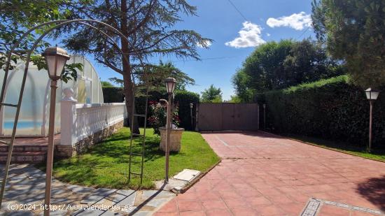 Chalet con piscina cubierta y placas solares - MADRID