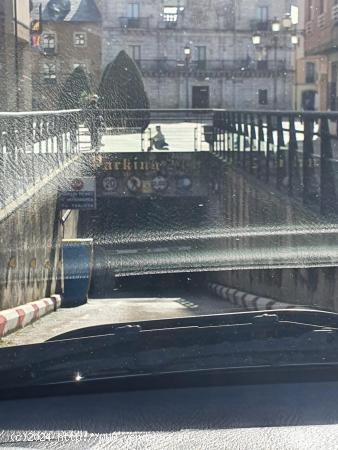 SE ALQUILA COCHERA EN EL PARKING DE LA PLAZA DEL AYUNTAMIENTO - LEON