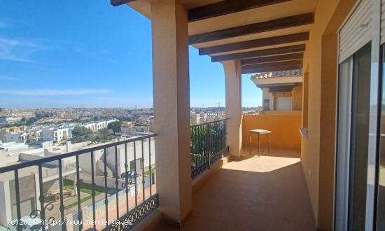 AMPLIO ATICO CON GARAJE, PISCINA Y GRAN TERRAZA CON VISTAS AL MAR EN ORIHUELA COSTA - ALICANTE