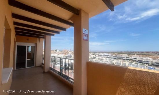 AMPLIO ATICO CON GARAJE, PISCINA Y GRAN TERRAZA CON VISTAS AL MAR EN ORIHUELA COSTA - ALICANTE