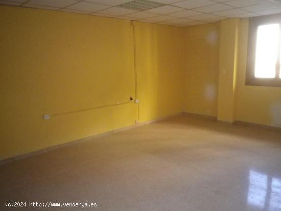 Entresuelo comercial con 53m², 2 estancias, baño, escayola desmontable, down line, con mucha luz, 