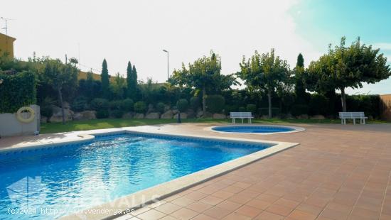 Esquinera, con piscina y muy luminosa - BARCELONA