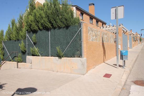 Chalet Pareado en Campo Real con piscina - MADRID