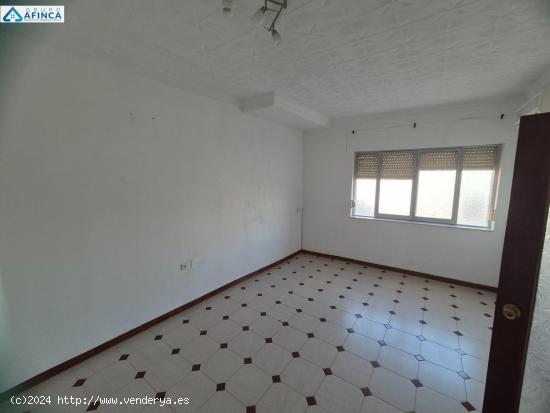 Céntrico piso de cuatro habitaciones - HUELVA