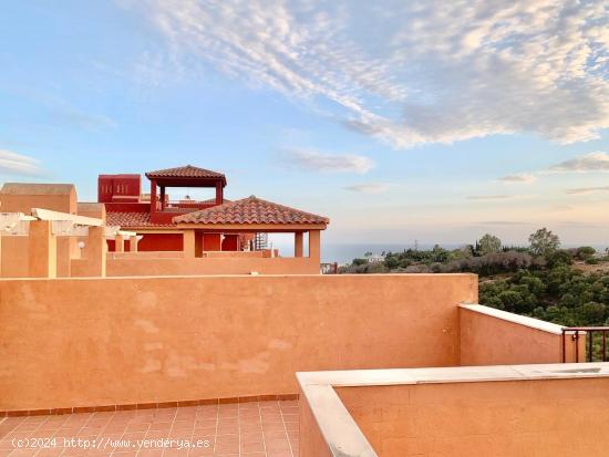 ESPECTACULAR ATICO CON SOLARIUM Y VISTAS LATERALES AL MAR EN LA RESERVA DE MARBELLA - MALAGA