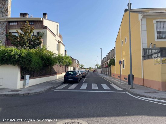 OPORTUNIDAD SE VENDE GRAN ADOSADO EN HUERTA ROSALES - Badajoz