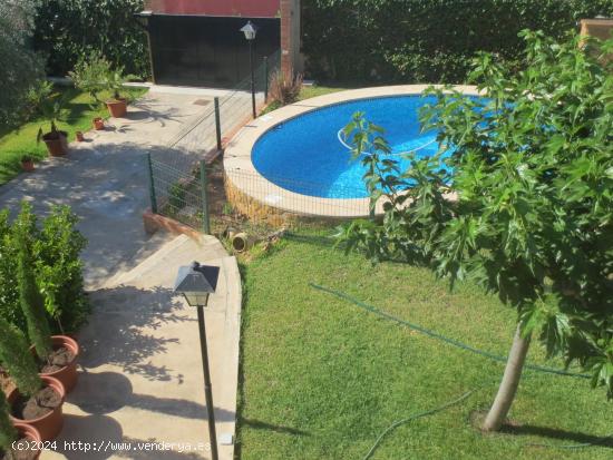 Magnífico Chalet seminuevo con piscina propia - VALENCIA