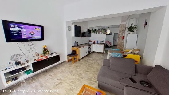 Ideal inversores! Bonita planta baja de 99m² actualmente dividida en dos estudios. - BARCELONA