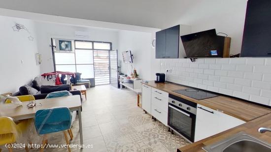 Ideal inversores! Bonita planta baja de 99m² actualmente dividida en dos estudios. - BARCELONA