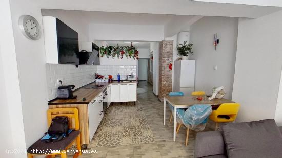 Ideal inversores! Bonita planta baja de 99m² actualmente dividida en dos estudios. - BARCELONA