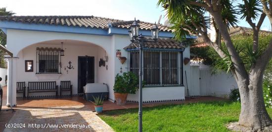 Chalet URBANO de 5 dormitorios y piscina en Los Gallos - CADIZ