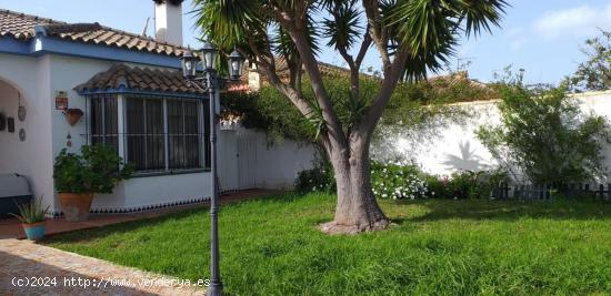 Chalet URBANO de 5 dormitorios y piscina en Los Gallos - CADIZ