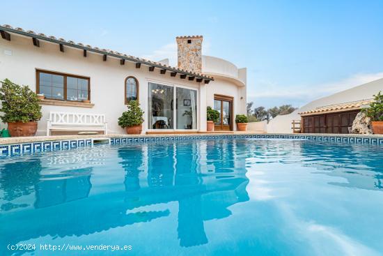 Chalet con piscina en Cala LLiteras - BALEARES