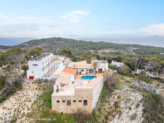 Chalet con piscina en Cala LLiteras - BALEARES