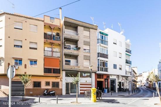  Amplio piso de 3 dormitorios, con patio, garaje y trastero, situado en el centro de Motril. - GRANAD 