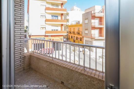 Amplio piso de 3 dormitorios, con patio, garaje y trastero, situado en el centro de Motril. - GRANAD