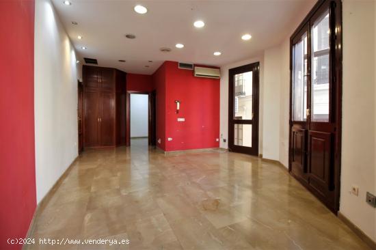 Ref: B5960. Oportunidad!!. Fantástica oficina de 60 m2 en pleno centro de Granada con 2 estancias. 