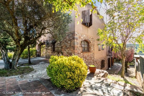 ESPECTACULAR CASA AMB TERRENY I VISTES AL CENTRE DE SANT LLORENÇ SAVALL - BARCELONA