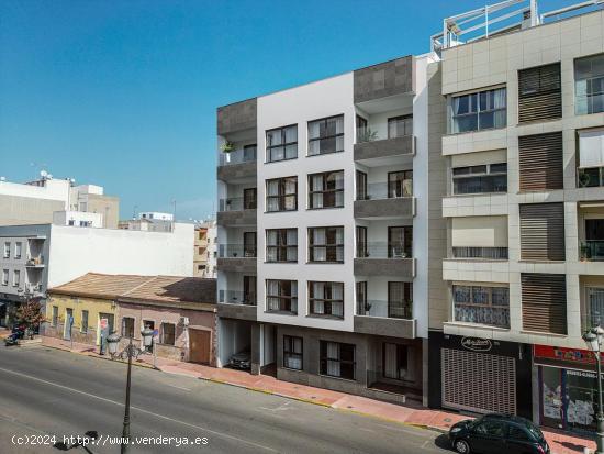 Fantásticos Áticos de obra nueva con piscina comunitaria en el centro de Guardamar del Segura - AL