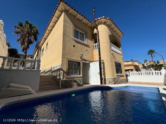  VILLA DE ESTILO MEDITERRANEO CON PISCINA PRIVADA. 4 DORM. 2 BAÑOS EN ORIHUELA COSTA ( ALICANTE ) -  