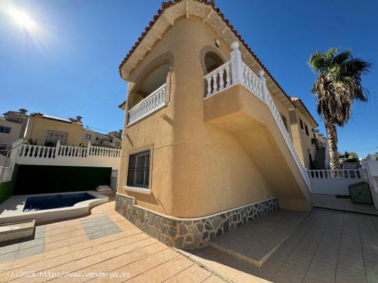 VILLA DE ESTILO MEDITERRANEO CON PISCINA PRIVADA. 4 DORM. 2 BAÑOS EN ORIHUELA COSTA ( ALICANTE ) - 