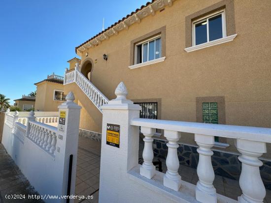 VILLA DE ESTILO MEDITERRANEO CON PISCINA PRIVADA. 4 DORM. 2 BAÑOS EN ORIHUELA COSTA ( ALICANTE ) - 