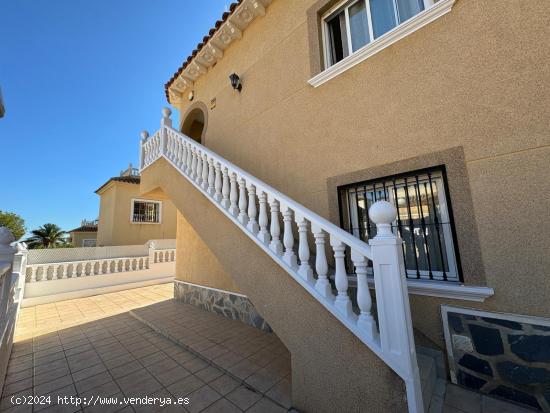 VILLA DE ESTILO MEDITERRANEO CON PISCINA PRIVADA. 4 DORM. 2 BAÑOS EN ORIHUELA COSTA ( ALICANTE ) - 