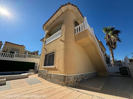  REFORMADA VILLA DE ESTILO MEDITERRANEO CON PISCINA PRIVADA. 4 DORM. 2 BAÑOS. 200M2 DE PARCELA. - AL 