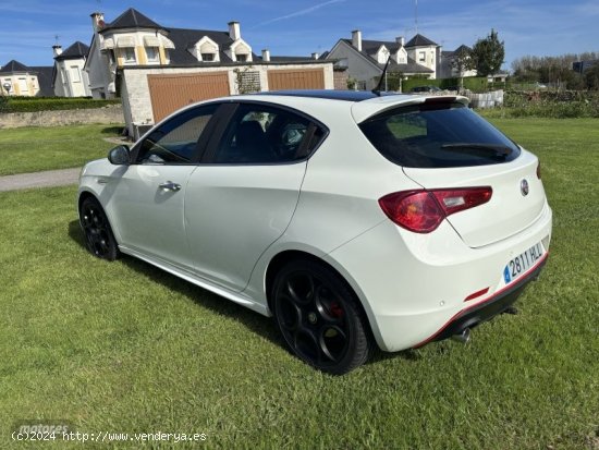 Alfa Romeo Giulietta Distinctive de 2012 con 157.000 Km por 10.200 EUR. en Cantabria