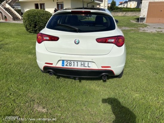 Alfa Romeo Giulietta Distinctive de 2012 con 157.000 Km por 10.200 EUR. en Cantabria