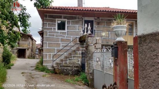 CASA DE PIEDRA PARA REFORMAR CON PATIO Y PARCELA ENFRENTE - ORENSE