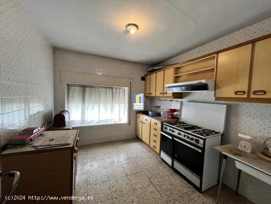 CASA EN VENTA CON 4 DORMITORIOS Y MUCHAS POSIBILIDADES EN CORRALES DEL VINO (ZAMORA) - ZAMORA