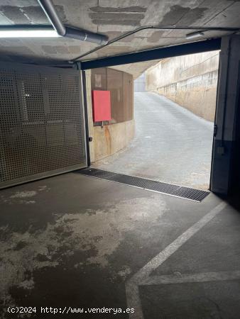 PLAZA DE APARCAMIENTO PARA COCHE GRANDE CON TRASTERO - BARCELONA