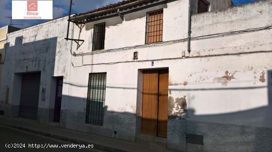 MONTIJO, VENTA CASA CON GARAJE PARA REFORMAR FRENTE AL MERCADONA - BADAJOZ