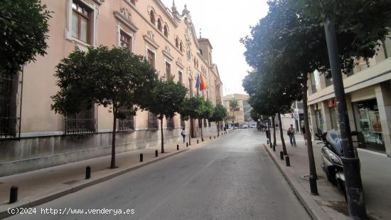 ESTUPENDO LOCAL COMERCIAL FRENTE A LA UNIVERSIDAD DE LA MERCED - MURCIA