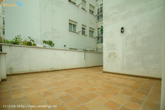 PISO EN VENTA EN AVENIDA MARIA AUXILIADORA, 3 DORMITORIOS, 2 BAÑOS, PATIO DE 60 M2. Y TRASTERO. - B