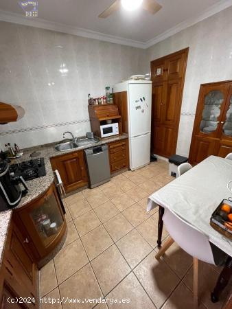  SE VENDE CASA EN ZONA DEL BARRIO BAJO - CADIZ 