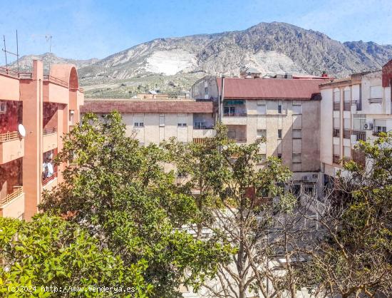 Bonito piso de 3 dormitorios, amplio y luminoso, situado en el centro de Dúrcal. - GRANADA