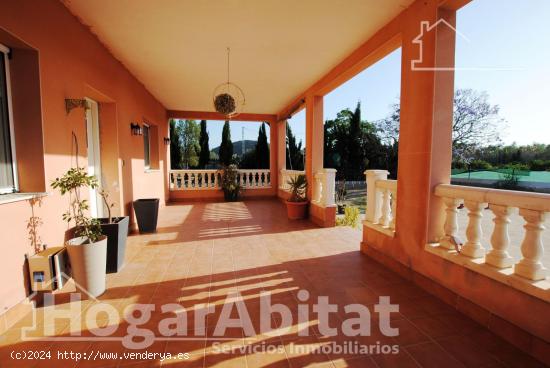 ESPECTACULAR CHALET CON GARAJE, TERRAZA Y GRAN PARCELA - VALENCIA