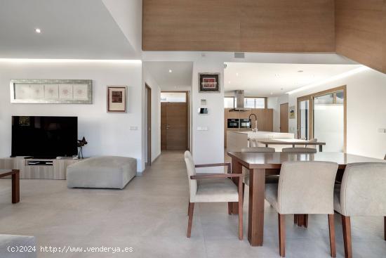 Moderna vivienda con amplio jardín, piscina y casa anexa - BALEARES