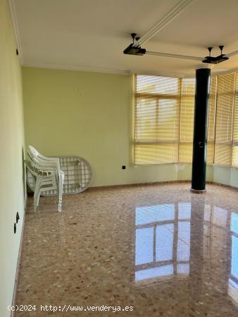 MAGNIFICA CASA UNIFAMILIAR CON AMPLIOS BAJOS + PRIMERA PLANTA + TORRETA CON AMPLIA TERRAZA !!! - GRA