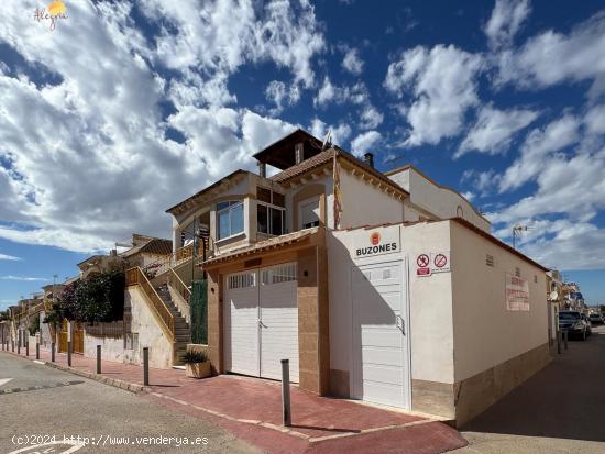 Espectacular bungalow con increíble diseño y reforma a estrenar + Parking y piscina comunitaria - 