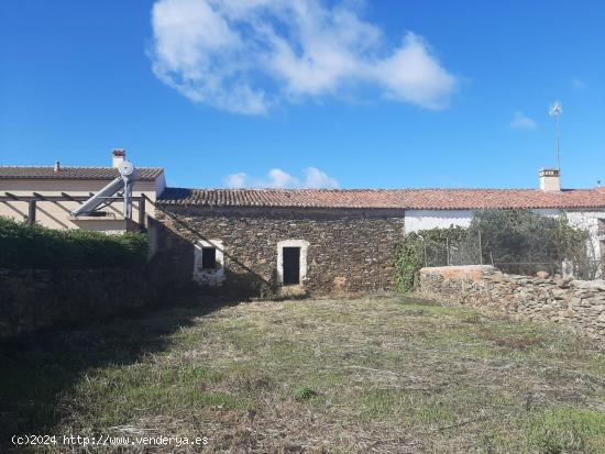 Casa para reformar en una parcela de 500 metro en Herreruela. - CACERES