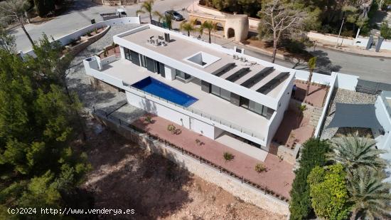 Villa de obra nueva con materiales de primera calidad en una zona muy tranquila y rodeado de verde. 