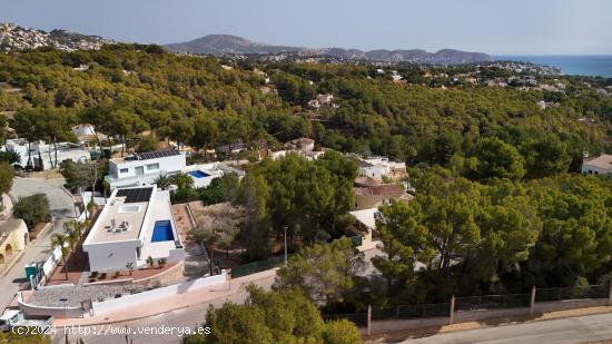 Villa de obra nueva con materiales de primera calidad en una zona muy tranquila y rodeado de verde. 