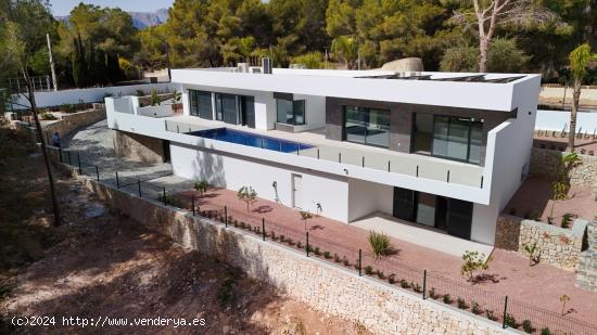 Villa de obra nueva con materiales de primera calidad en una zona muy tranquila y rodeado de verde. 