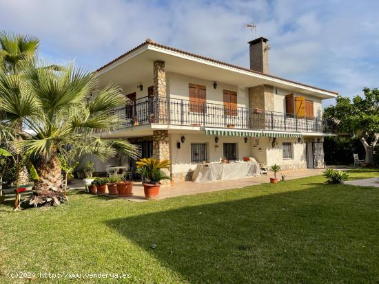 SE VENDE AMPLIO CHALET EN CAMPOAMOR - ALICANTE