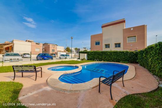  CHALET SEMI INDEPENDIENTE CON JARDIN, PISCINA , SOLARIUM, PARKING, AGUAS NUEVAS TORRREVIEJA - ALICAN 