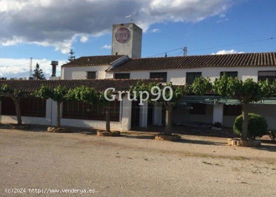 Restaurante masía ubicado a pie de carretera